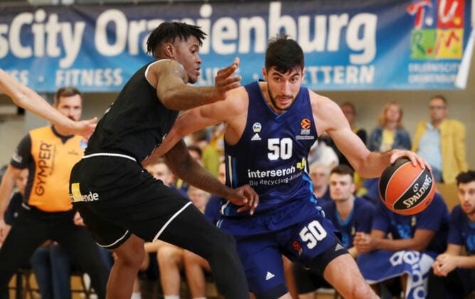 Travis Taylor, Yovel Zoosman Aktion Spielszene Zweikampf Basketball Testspiel BBL Bundesliga Herren Saison 2021 2022 05.09.2021 ALBA Berlin vs. Bakken Bears
