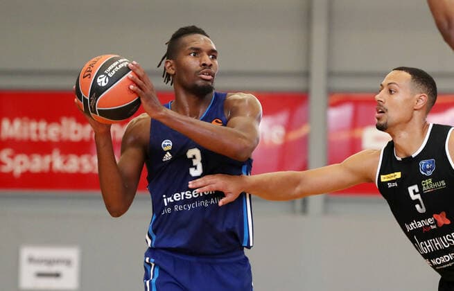 Jaleen Smith, Ryan Evans Aktion Spielszene Zweikampf Basketball Testspiel BBL Bundesliga Herren Saison 2021 2022 05.09.2021 ALBA Berlin vs. Bakken Bears