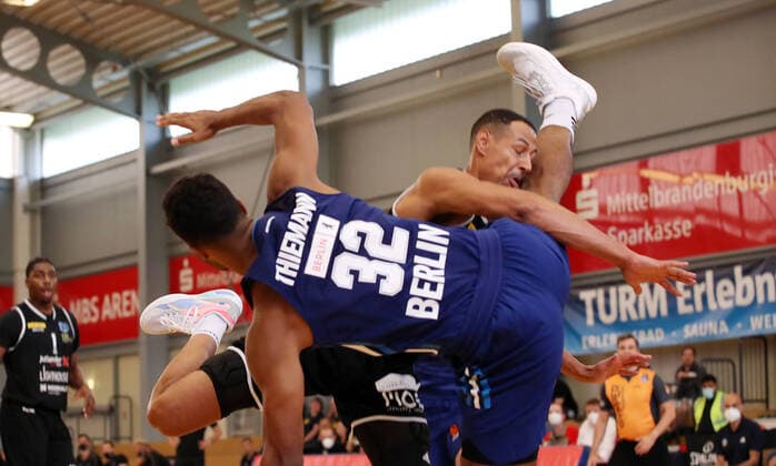 Sport Themen der Woche KW35 Sport Bilder des Tages Johannes Thiemann, Ryan Evans Aktion Spielszene Zweikampf Basketball Testspiel BBL Bundesliga Herren Saison 2021 2022 05.09.2021 ALBA Berlin vs. Bakken Bears
