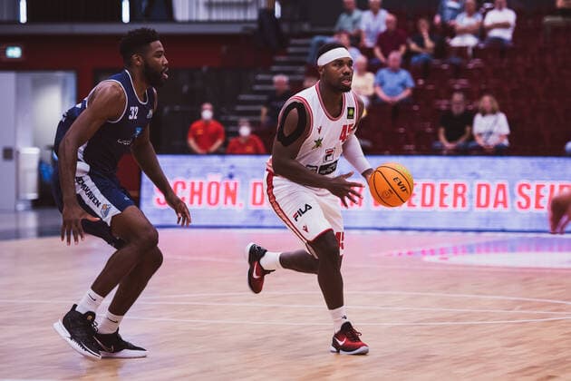 Testspiel: Artland Dragons vs. Eisbaeren Bremerhaven, 05.09.2021 Demetrius Ward (Artland Dragons, 45), Daniel Laster (Eisbaeren Bremerhaven, 32); Testspiel: Artland Dragons vs. Eisbaeren Bremerhaven am 05.09.2021 in Quakenbrueck (Artland Arena), Germany, Copyright: xBEAUTIFULxSPORTS Neddermannx