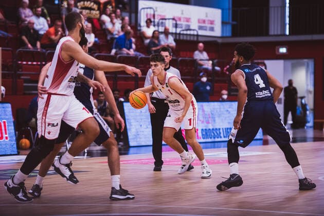 Testspiel: Artland Dragons vs. Eisbaeren Bremerhaven, 05.09.2021 Zachary Christopher Ensminger (Artland Dragons, 1), Carrington Love (Eisbaeren Bremerhaven, 4); Testspiel: Artland Dragons vs. Eisbaeren Bremerhaven am 05.09.2021 in Quakenbrueck (Artland Arena), Germany, Copyright: xBEAUTIFULxSPORTS Neddermannx