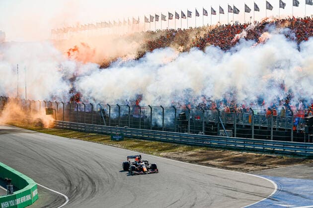 Bilder des Jahres 2021, Sport 09 September Sport Themen der Woche KW35 Sport Bilder des Tages VERSTAPPEN Max (ned), Red Bull Racing Honda RB16B, action celebrating his victory in front of the crowd during the Formula 1 Heineken Dutch Grand Prix 2021, 13th round of the 2021 FIA Formula One World Championship, WM, Weltmeisterschaft from September 3 to 5, 2021 on the Circuit Zandvoort, in Zandvoort, Netherlands FORMULE 1 : Grand Prix des Pays-Bas - 05 09 2021 DPPI PANORAMIC  20210905_GOODEN__GDN9385
