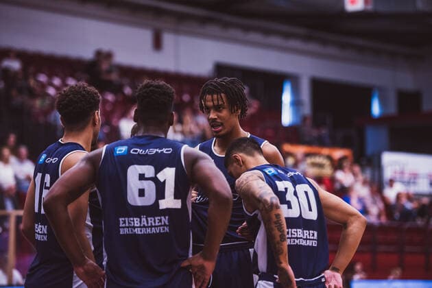 Testspiel: Artland Dragons vs. Eisbaeren Bremerhaven, 05.09.2021 Jarelle Alexander Reischel (Eisbaeren Bremerhaven, 16), Armani Moore (Eisbaeren Bremerhaven, 61), Kevin Yebo (Eisbaeren Bremerhaven, 23), Ethan Alvano (Eisbaeren Bremerhaven, 30); Testspiel: Artland Dragons vs. Eisbaeren Bremerhaven am 05.09.2021 in Quakenbrueck (Artland Arena), Germany, Copyright: xBEAUTIFULxSPORTS Neddermannx