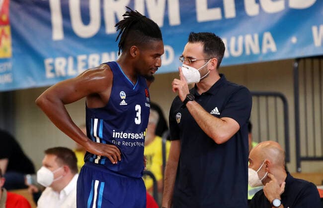 Jaleen Smith, Co Trainer Thomas Päch redend Basketball Testspiel BBL Bundesliga Herren Saison 2021 2022 05.09.2021 ALBA Berlin vs. Bakken Bears