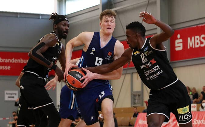 Michel Diouf, Christoph Tilly, Tylor Ongwae Aktion Spielszene Zweikampf Basketball Testspiel BBL Bundesliga Herren Saison 2021 2022 05.09.2021 ALBA Berlin vs. Bakken Bears
