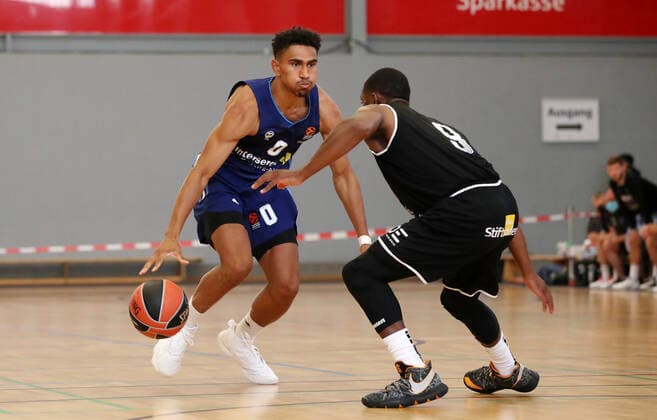 Maodo Lo, Jarred Ogungbemi Jackson Aktion Spielszene Zweikampf Basketball Testspiel BBL Bundesliga Herren Saison 2021 2022 05.09.2021 ALBA Berlin vs. Bakken Bears