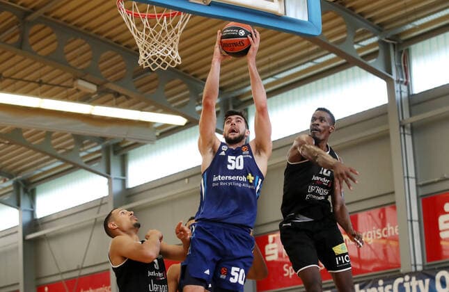 Ryan Evans, Yovel Zoosman, Tylor Ongwae Aktion Spielszene Zweikampf Basketball Testspiel BBL Bundesliga Herren Saison 2021 2022 05.09.2021 ALBA Berlin vs. Bakken Bears