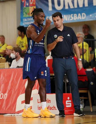 Jaleen Smith, Trainer Israel Gonzales redend Basketball Testspiel BBL Bundesliga Herren Saison 2021 2022 05.09.2021 ALBA Berlin vs. Bakken Bears