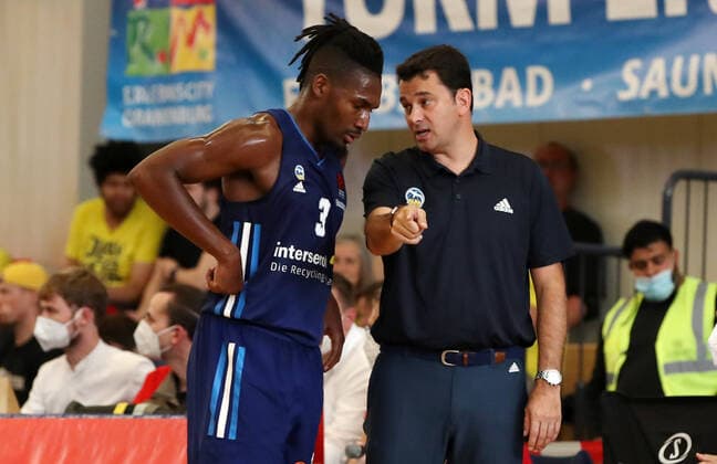 Jaleen Smith, Trainer Israel Gonzales redend Basketball Testspiel BBL Bundesliga Herren Saison 2021 2022 05.09.2021 ALBA Berlin vs. Bakken Bears