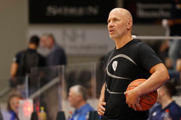 05.09.2021, Basketball, REWE Cup 2021, Finale, Fraport Skyliners - s.Oliver Wuerzburg, GER, Hagen, Krollmann Arena Bild: v. li. Trainer Denis Wucherer (s.Oliver Wuerzburg) DFL REGULATIONS PROHIBIT ANY USE OF PHOTOGRAPHS AS IMAGE SEQUENCES AND OR QUASI-VIDEO. Copyright: HMBxMedia xHeikoxBecker