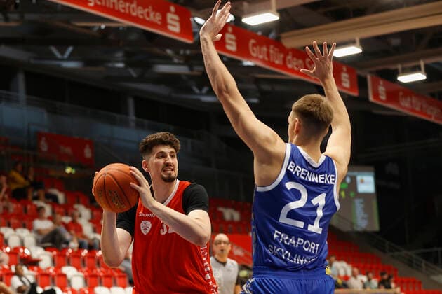 05.09.2021, Basketball, REWE Cup 2021, Finale, Fraport Skyliners - s.Oliver Wuerzburg, GER, Hagen, Krollmann Arena Bild: v. li. Nicolas Carvacho (s.Oliver Wuerzburg) und Lorenz Brenneke (Fraport Skyliners) DFL REGULATIONS PROHIBIT ANY USE OF PHOTOGRAPHS AS IMAGE SEQUENCES AND OR QUASI-VIDEO. Copyright: HMBxMedia xHeikoxBecker