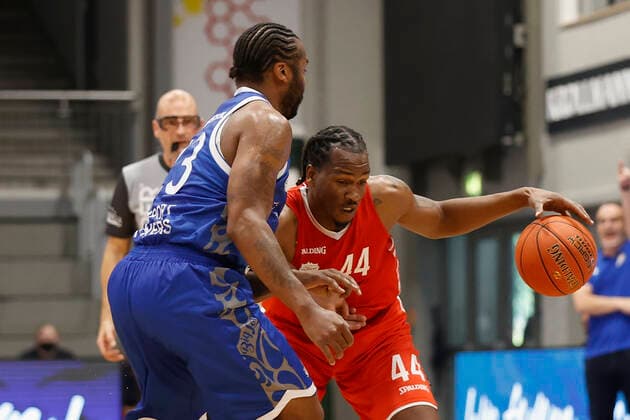 05.09.2021, Basketball, REWE Cup 2021, Finale, Fraport Skyliners - s.Oliver Wuerzburg, GER, Hagen, Krollmann Arena Bild: v. li. Quantez Robertson (Fraport Skyliners) und William Buford (s.Oliver Wuerzburg) DFL REGULATIONS PROHIBIT ANY USE OF PHOTOGRAPHS AS IMAGE SEQUENCES AND OR QUASI-VIDEO. Copyright: HMBxMedia xHeikoxBecker