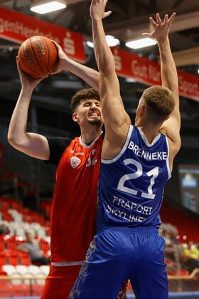 05.09.2021, Basketball, REWE Cup 2021, Finale, Fraport Skyliners - s.Oliver Wuerzburg, GER, Hagen, Krollmann Arena Bild: v. li. Nicolas Carvacho (s.Oliver Wuerzburg) und Lorenz Brenneke (Fraport Skyliners) DFL REGULATIONS PROHIBIT ANY USE OF PHOTOGRAPHS AS IMAGE SEQUENCES AND OR QUASI-VIDEO. Copyright: HMBxMedia xHeikoxBecker