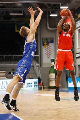 05.09.2021, Basketball, REWE Cup 2021, Finale, Fraport Skyliners - s.Oliver Wuerzburg, GER, Hagen, Krollmann Arena Bild: v. li. Felix Hecker (Fraport Skyliners) und William Buford (s.Oliver Wuerzburg) DFL REGULATIONS PROHIBIT ANY USE OF PHOTOGRAPHS AS IMAGE SEQUENCES AND OR QUASI-VIDEO. Copyright: HMBxMedia xHeikoxBecker