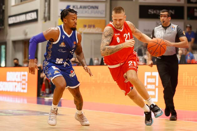 05.09.2021, Basketball, REWE Cup 2021, Finale, Fraport Skyliners - s.Oliver Wuerzburg, GER, Hagen, Krollmann Arena Bild: v. li. Donovan Donaldson (Fraport Skyliners) und Aigars Skele (s.Oliver Wuerzburg) DFL REGULATIONS PROHIBIT ANY USE OF PHOTOGRAPHS AS IMAGE SEQUENCES AND OR QUASI-VIDEO. Copyright: HMBxMedia xHeikoxBecker