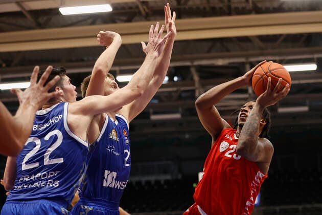 05.09.2021, Basketball, REWE Cup 2021, Finale, Fraport Skyliners - s.Oliver Wuerzburg, GER, Hagen, Krollmann Arena Bild: v. li. Brooks DeBisschop (Fraport Skyliners), Lorenz Brenneke (Fraport Skyliners) und Desi Rodriguez (s.Oliver Wuerzburg) DFL REGULATIONS PROHIBIT ANY USE OF PHOTOGRAPHS AS IMAGE SEQUENCES AND OR QUASI-VIDEO. Copyright: HMBxMedia xHeikoxBecker