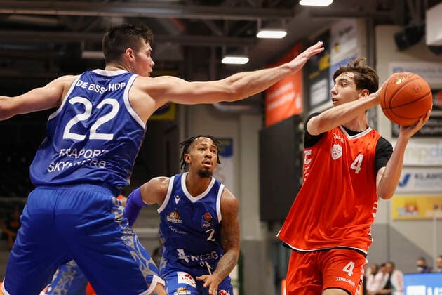 05.09.2021, Basketball, REWE Cup 2021, Finale, Fraport Skyliners - s.Oliver Wuerzburg, GER, Hagen, Krollmann Arena Bild: v. li. Brooks DeBisschop (Fraport Skyliners), Donovan Donaldson (Fraport Skyliners) und Julius Boehmer (s.Oliver Wuerzburg) DFL REGULATIONS PROHIBIT ANY USE OF PHOTOGRAPHS AS IMAGE SEQUENCES AND OR QUASI-VIDEO. Copyright: HMBxMedia xHeikoxBecker