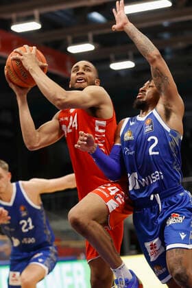 05.09.2021, Basketball, REWE Cup 2021, Finale, Fraport Skyliners - s.Oliver Wuerzburg, GER, Hagen, Krollmann Arena Bild: v. li. Cameron Hunt (s.Oliver Wuerzburg) und Donovan Donaldson (Fraport Skyliners) DFL REGULATIONS PROHIBIT ANY USE OF PHOTOGRAPHS AS IMAGE SEQUENCES AND OR QUASI-VIDEO. Copyright: HMBxMedia xHeikoxBecker