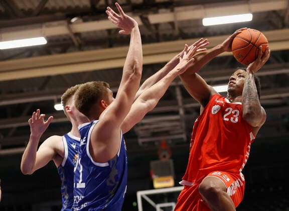 05.09.2021, Basketball, REWE Cup 2021, Finale, Fraport Skyliners - s.Oliver Wuerzburg, GER, Hagen, Krollmann Arena Bild: v. li. Felix Hecker (Fraport Skyliners), Lorenz Brenneke (Fraport Skyliners) und Desi Rodriguez (s.Oliver Wuerzburg) DFL REGULATIONS PROHIBIT ANY USE OF PHOTOGRAPHS AS IMAGE SEQUENCES AND OR QUASI-VIDEO. Copyright: HMBxMedia xHeikoxBecker