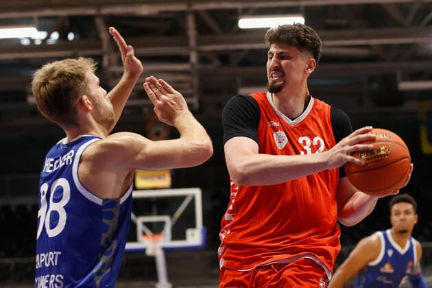 05.09.2021, Basketball, REWE Cup 2021, Finale, Fraport Skyliners - s.Oliver Wuerzburg, GER, Hagen, Krollmann Arena Bild: v. li. Felix Hecker (Fraport Skyliners) und Nicolas Carvacho (s.Oliver Wuerzburg) DFL REGULATIONS PROHIBIT ANY USE OF PHOTOGRAPHS AS IMAGE SEQUENCES AND OR QUASI-VIDEO. Copyright: HMBxMedia xHeikoxBecker