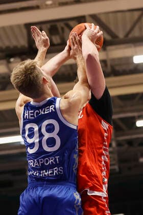 05.09.2021, Basketball, REWE Cup 2021, Finale, Fraport Skyliners - s.Oliver Wuerzburg, GER, Hagen, Krollmann Arena Bild: v. li. Felix Hecker (Fraport Skyliners) und Nicolas Carvacho (s.Oliver Wuerzburg) DFL REGULATIONS PROHIBIT ANY USE OF PHOTOGRAPHS AS IMAGE SEQUENCES AND OR QUASI-VIDEO. Copyright: HMBxMedia xHeikoxBecker