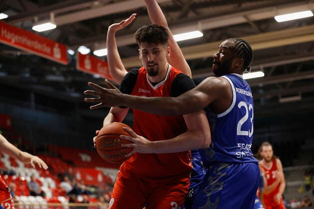 05.09.2021, Basketball, REWE Cup 2021, Finale, Fraport Skyliners - s.Oliver Wuerzburg, GER, Hagen, Krollmann Arena Bild: v. li. Nicolas Carvacho (s.Oliver Wuerzburg) und Quantez Robertson (Fraport Skyliners) DFL REGULATIONS PROHIBIT ANY USE OF PHOTOGRAPHS AS IMAGE SEQUENCES AND OR QUASI-VIDEO. Copyright: HMBxMedia xHeikoxBecker