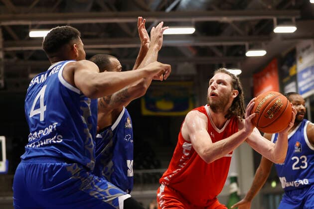 05.09.2021, Basketball, REWE Cup 2021, Finale, Fraport Skyliners - s.Oliver Wuerzburg, GER, Hagen, Krollmann Arena Bild: v. li. Jordan Samare (Fraport Skyliners), Rasheed Moore (Fraport Skyliners) und Craig Moller (s.Oliver Wuerzburg) DFL REGULATIONS PROHIBIT ANY USE OF PHOTOGRAPHS AS IMAGE SEQUENCES AND OR QUASI-VIDEO. Copyright: HMBxMedia xHeikoxBecker