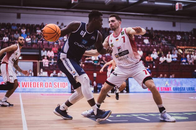 Testspiel: Artland Dragons vs. Eisbaeren Bremerhaven, 05.09.2021 Armani Moore (Eisbaeren Bremerhaven, 61), Adrian Breitlauch (Artland Dragons, 7); Testspiel: Artland Dragons vs. Eisbaeren Bremerhaven am 05.09.2021 in Quakenbrueck (Artland Arena), Germany, Copyright: xBEAUTIFULxSPORTS Neddermannx