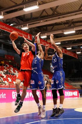 05.09.2021, Basketball, REWE Cup 2021, Finale, Fraport Skyliners - s.Oliver Wuerzburg, GER, Hagen, Krollmann Arena Bild: v. li. Julius Boehmer (s.Oliver Wuerzburg), Donovan Donaldson (Fraport Skyliners) und Rasheed Moore (Fraport Skyliners) DFL REGULATIONS PROHIBIT ANY USE OF PHOTOGRAPHS AS IMAGE SEQUENCES AND OR QUASI-VIDEO. Copyright: HMBxMedia xHeikoxBecker