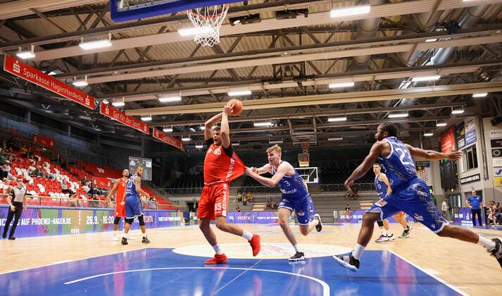 05.09.2021, Basketball, REWE Cup 2021, Finale, Fraport Skyliners - s.Oliver Wuerzburg, GER, Hagen, Krollmann Arena Bild: v. li. Filip Stanic (s.Oliver Wuerzburg), Matt Haarms (Fraport Skyliners) und Quantez Robertson (Fraport Skyliners) DFL REGULATIONS PROHIBIT ANY USE OF PHOTOGRAPHS AS IMAGE SEQUENCES AND OR QUASI-VIDEO. Copyright: HMBxMedia xHeikoxBecker