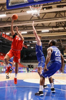 05.09.2021, Basketball, REWE Cup 2021, Finale, Fraport Skyliners - s.Oliver Wuerzburg, GER, Hagen, Krollmann Arena Bild: v. li. Filip Stanic (s.Oliver Wuerzburg), Matt Haarms (Fraport Skyliners) und Quantez Robertson (Fraport Skyliners) DFL REGULATIONS PROHIBIT ANY USE OF PHOTOGRAPHS AS IMAGE SEQUENCES AND OR QUASI-VIDEO. Copyright: HMBxMedia xHeikoxBecker