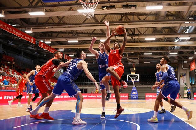 05.09.2021, Basketball, REWE Cup 2021, Finale, Fraport Skyliners - s.Oliver Wuerzburg, GER, Hagen, Krollmann Arena Bild: v. li. Filip Stanic (s.Oliver Wuerzburg), Brooks DeBisschop (Fraport Skyliners), Matt Haarms (Fraport Skyliners), Desi Rodriguez (s.Oliver Wuerzburg), Rasheed Moore (Fraport Skyliners) und Len Adam Schoormann (Fraport Skyliners) DFL REGULATIONS PROHIBIT ANY USE OF PHOTOGRAPHS AS IMAGE SEQUENCES AND OR QUASI-VIDEO. Copyright: HMBxMedia xHeikoxBecker