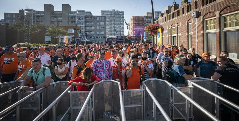 ZANDVOORT - Race fans are briefly stopped at the NS station to prevent the platforms from getting too crowded. For the first time in 36 years, the Formula 1 race Dutch Grand Prix Zandvoort was held on circuit Zandvoort. ANP JEROEN JUMELET Grand Prix xVIxANPxSportx xxANPxIVx