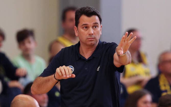 Trainer Israel Gonzales zeigend, gestikulierend Aktion Oberkoerper Oberkörper Basketball Testspiel BBL Bundesliga Herren Saison 2021 2022 05.09.2021 ALBA Berlin vs. Bakken Bears