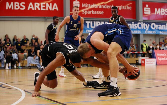 Sport Bilder des Tages Ryan Evans, Luke Sikma Aktion Spielszene Zweikampf Basketball Testspiel BBL Bundesliga Herren Saison 2021 2022 05.09.2021 ALBA Berlin vs. Bakken Bears