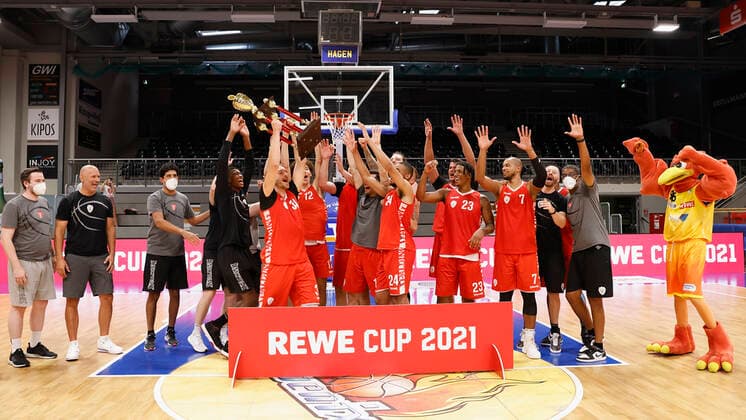 05.09.2021, Basketball, REWE Cup 2021, Finale, Fraport Skyliners - s.Oliver Wuerzburg, GER, Hagen, Krollmann Arena Bild: v. li. Sieger REWE Cup 2021, s.Oliver Wuerzburg DFL REGULATIONS PROHIBIT ANY USE OF PHOTOGRAPHS AS IMAGE SEQUENCES AND OR QUASI-VIDEO. Copyright: HMBxMedia xHeikoxBecker