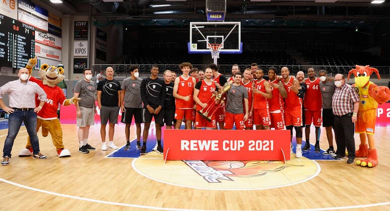 05.09.2021, Basketball, REWE Cup 2021, Finale, Fraport Skyliners - s.Oliver Wuerzburg, GER, Hagen, Krollmann Arena Bild: v. li. Sieger REWE Cup 2021, s.Oliver Wuerzburg DFL REGULATIONS PROHIBIT ANY USE OF PHOTOGRAPHS AS IMAGE SEQUENCES AND OR QUASI-VIDEO. Copyright: HMBxMedia xHeikoxBecker