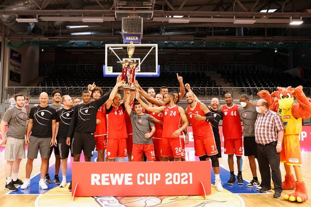 Sport Bilder des Tages 05.09.2021, Basketball, REWE Cup 2021, Finale, Fraport Skyliners - s.Oliver Wuerzburg, GER, Hagen, Krollmann Arena Bild: v. li. Sieger REWE Cup 2021, s.Oliver Wuerzburg DFL REGULATIONS PROHIBIT ANY USE OF PHOTOGRAPHS AS IMAGE SEQUENCES AND OR QUASI-VIDEO. Copyright: HMBxMedia xHeikoxBecker