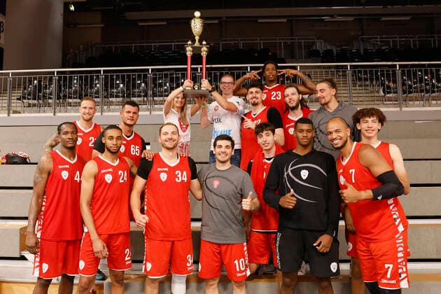 05.09.2021, Basketball, REWE Cup 2021, Finale, Fraport Skyliners - s.Oliver Wuerzburg, GER, Hagen, Krollmann Arena Bild: v. li. Sieger REWE Cup 2021, s.Oliver Wuerzburg mit Fans DFL REGULATIONS PROHIBIT ANY USE OF PHOTOGRAPHS AS IMAGE SEQUENCES AND OR QUASI-VIDEO. Copyright: HMBxMedia xHeikoxBecker
