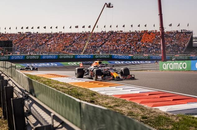 ZANDVOORT - Max Verstappen (Red Bull Racing) in the Hugenholtz corner during the Dutch Grand Prix at the Zandvoort circuit. REMKO DE WAAL Grand Prix xVIxANPxSportx xxANPxIVx