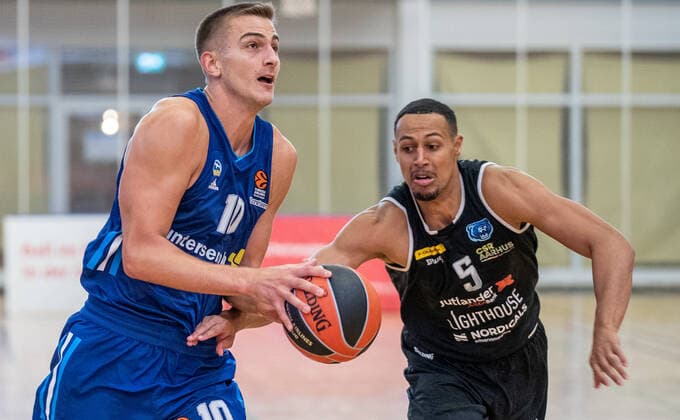 Oranienburg, 05.09.21, Basketball: Testspiele, ALBA Berlin - Bakken Bears, MBS Arena Oranienburg. ALBAs Tim Schneider (l) kaempft gegen Ryan Evans von Bakken Bears um den Ball. ALBA Berlin - Bakken Bears