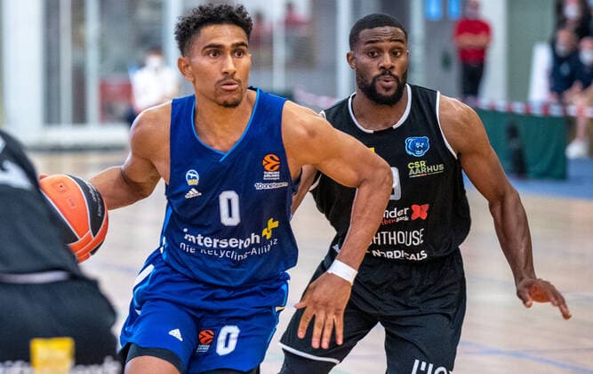 Oranienburg, 05.09.21, Basketball: Testspiele, ALBA Berlin - Bakken Bears, MBS Arena Oranienburg. ALBAs Maodo Lo (l) kaempft gegen Tylor Ongwae von Bakken Bears um den Ball. ALBA Berlin - Bakken Bears