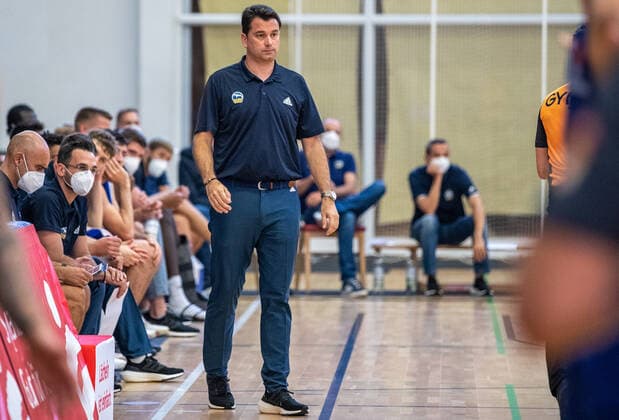 Oranienburg, 05.09.21, Basketball: Testspiele, ALBA Berlin - Bakken Bears, MBS Arena Oranienburg. ALBAs Headcoach Israel Gonzalez verfolgt sein erstes Spiel als Trainer des Berliner Basketballteams. ALBA Berlin - Bakken Bears