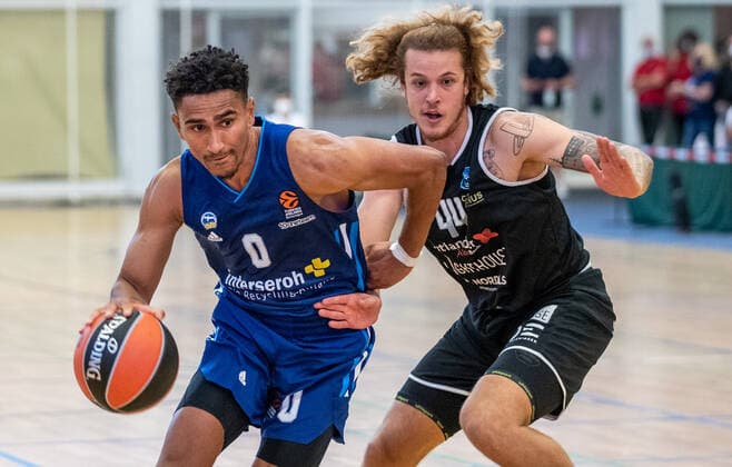 Oranienburg, 05.09.21, Basketball: Testspiele, ALBA Berlin - Bakken Bears, MBS Arena Oranienburg. ALBAs Maodo Lo (l) kaempft gegen Thomas Laerke von Bakken Bears um den Ball. ALBA Berlin - Bakken Bears