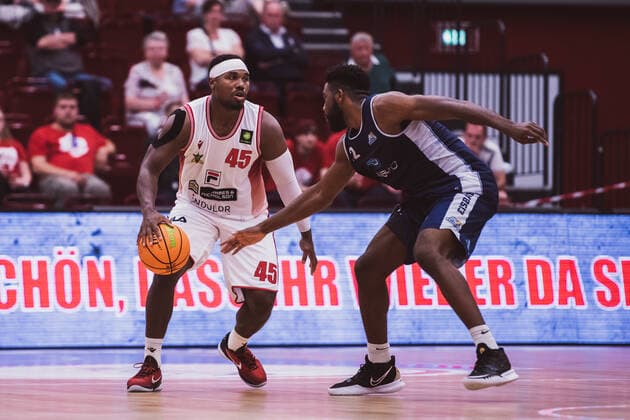 Testspiel: Artland Dragons vs. Eisbaeren Bremerhaven, 05.09.2021 Demetrius Ward (Artland Dragons, 45), Daniel Laster (Eisbaeren Bremerhaven, 32); Testspiel: Artland Dragons vs. Eisbaeren Bremerhaven am 05.09.2021 in Quakenbrueck (Artland Arena), Germany, Copyright: xBEAUTIFULxSPORTS Neddermannx