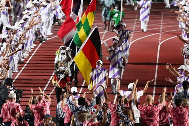 Sport Themen der Woche KW35 Sport Bilder des Tages Paralympics Tokio 2020 im Jahr 2021, Abschlussfeier Paralympics Tokio 2020 im Jahr 2021, Abschlussfeier, Deutsche Fahnenträgerin Natascha Hiltrop Natascha Hiltrop (GER) carries the flag as flag bearers from each nation enter the stadium, SEPTEMBER 5, 2021 : Tokyo 2020 Paralympic Games Closing Ceremony at the Olympic Stadium in Tokyo, Japan. Noxthirdxpartyxsales  (168664610)