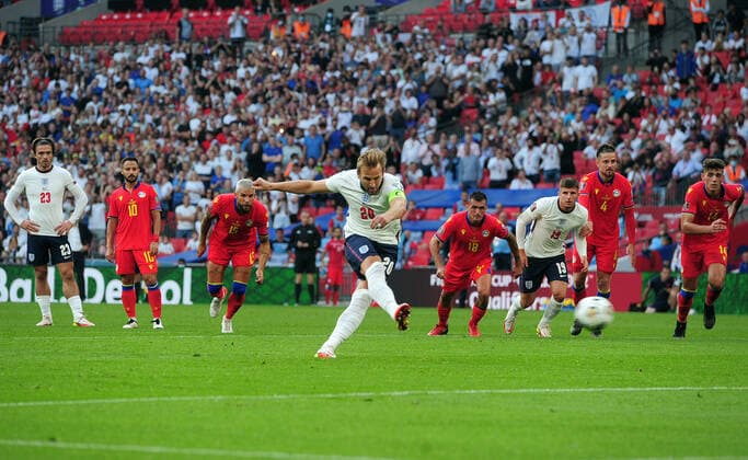 Sport Bilder des Tages Football - 2022 FIFA World Cup, WM, Weltmeisterschaft, Fussball - European Qualifying - Group I - England vs Andorra - Wembley Stadium - Sunday 5th September 2021 Harry Kane of England scores goal no 2 from the penalty spot 