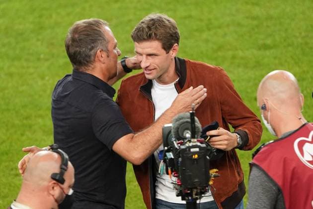 Bundestrainer Hansi Flick (Deutschland Germany) beglückwünscht Thomas Mueller (Deutschland Germany) für 100 Länderspiele - Stuttgart 05.09.2021: Deutschland vs. Armenien, Mercedes-Benz Arena Stuttgart