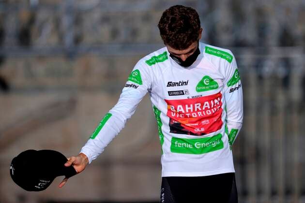 Radsport, Vuelta a Espana, Siegerehrung in Santiago de Compostela Swiss rider Gino Mader of Bahrain Victorious team celebrates his white jersey of best young rider with teammates following the last stage of the Spanish Cycling Vuelta, a 33,8km-long individual time-trial race between Padron and Santiago de Compostela in Galicia, Spain, 05 September 2021. 21st stage of the Spanish Cycling Vuelta !ACHTUNG: NUR REDAKTIONELLE NUTZUNG!  Copyright: xManuxBruquex GRAF4684 20210905-1ce837da23bbbb3dcacc6370b0f6dd211995504f