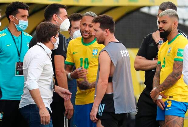 Bilder des Jahres 2021, Sport 09 September Sport Themen der Woche KW35 Sport Bilder des Tages Fußball, WM Quali, Brasilien - Argentinien, Gesundheitsbehörde sorgt wegen Corona für Spielabbruch Argentina s Lionel Messi (C) speaks with Brazil s Neymar Jr (C-L) after Brazilian health officials stopped a match for the South American qualifiers to the Qatar 2022 World Cup, at the Arena Sao Paulo Stadium, in Sao Paulo, Brazil, 05 September 2021. The National Health Surveillance Agency (Anvisa, regulator) of Brazil interrupted the match between Brazil and Argentina this Sunday due to an alleged irregularity in the immigration of 4 visiting players, in a controversial decision that led to the withdrawal of the teams and the referees. Brazil - Argentina !ACHTUNG: NUR REDAKTIONELLE NUTZUNG!  Copyright: xSebastiaoxMoreirax AMDEP9243 20210905-0e9aa002915c8a63f83e5923daaaea17b763288c